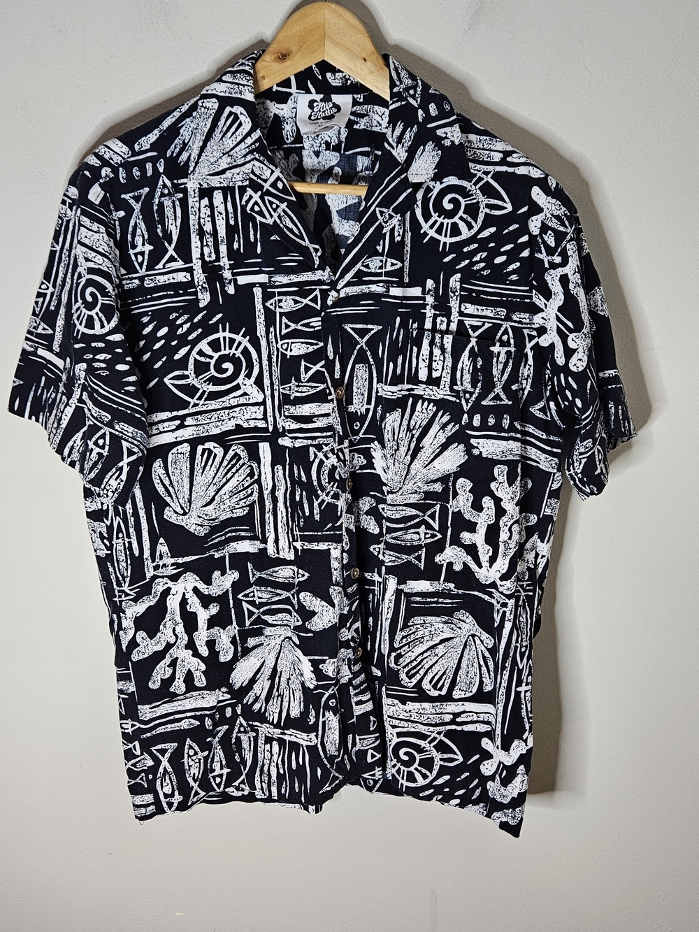 Hilo Hattie Black and White Tropical Print Short-Sleeve Button-Down Shirt